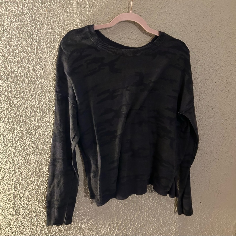 Sanctuary Women's Green Camouflage Long Sleeve Size Large Soft Warm Layering